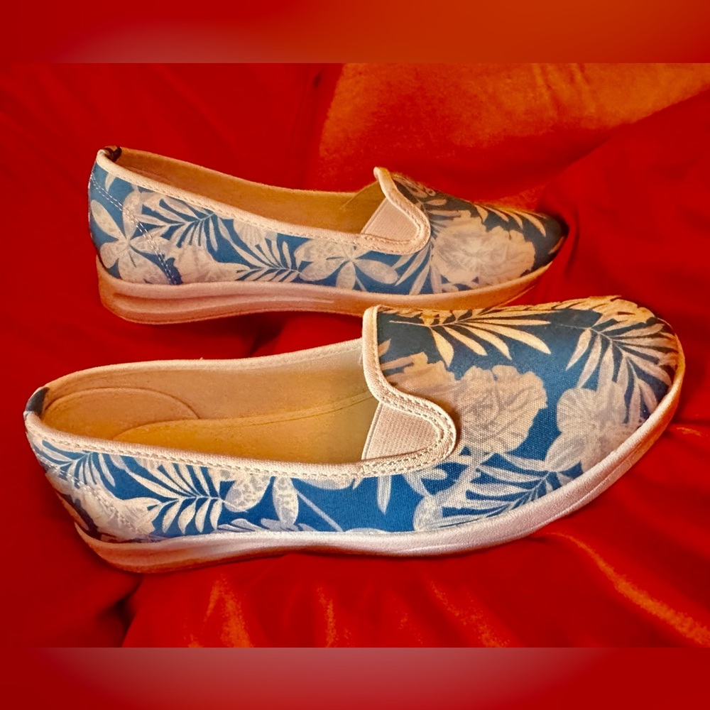 Comfortview Athletic Dottie Blue & White Palm Canvas Sneaker/Loafer, Size 10W